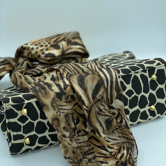 Women’s giraffe print tote with wooden handles - Picture 3 of 8